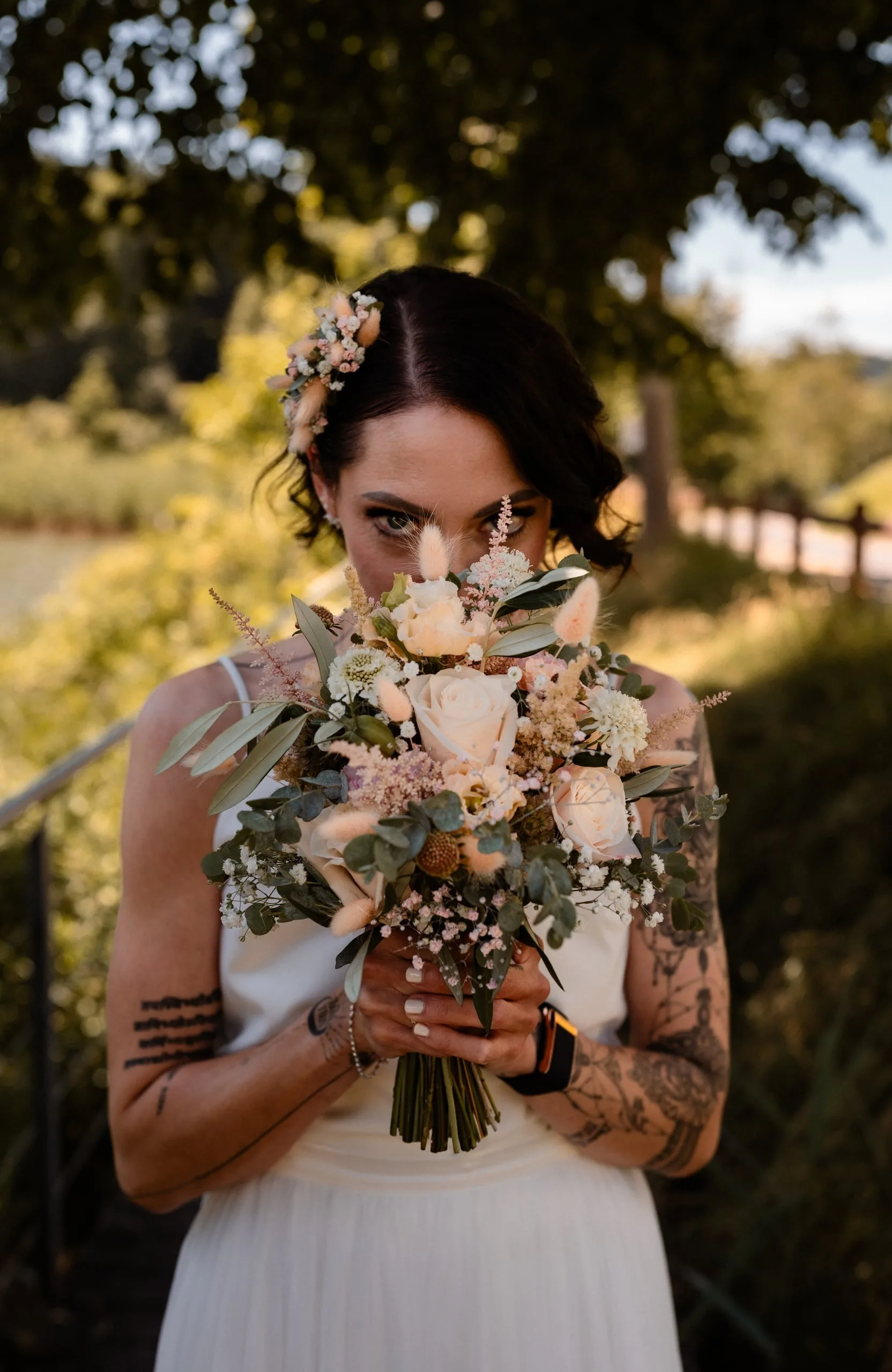 Blick der Braut über den Brautstrauss, Blumen im dunklen Haar
