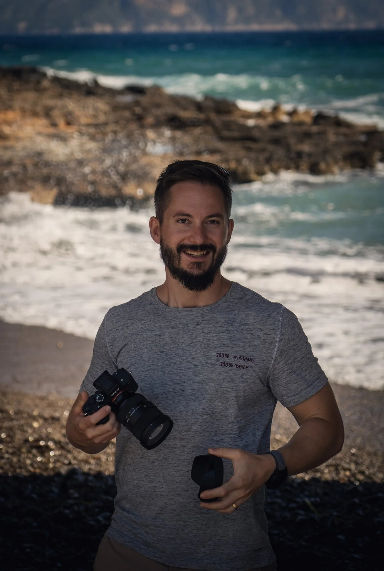 Harry Fohmann, Hochzeitsfotograf, mit Sony-Kamera an der Küste