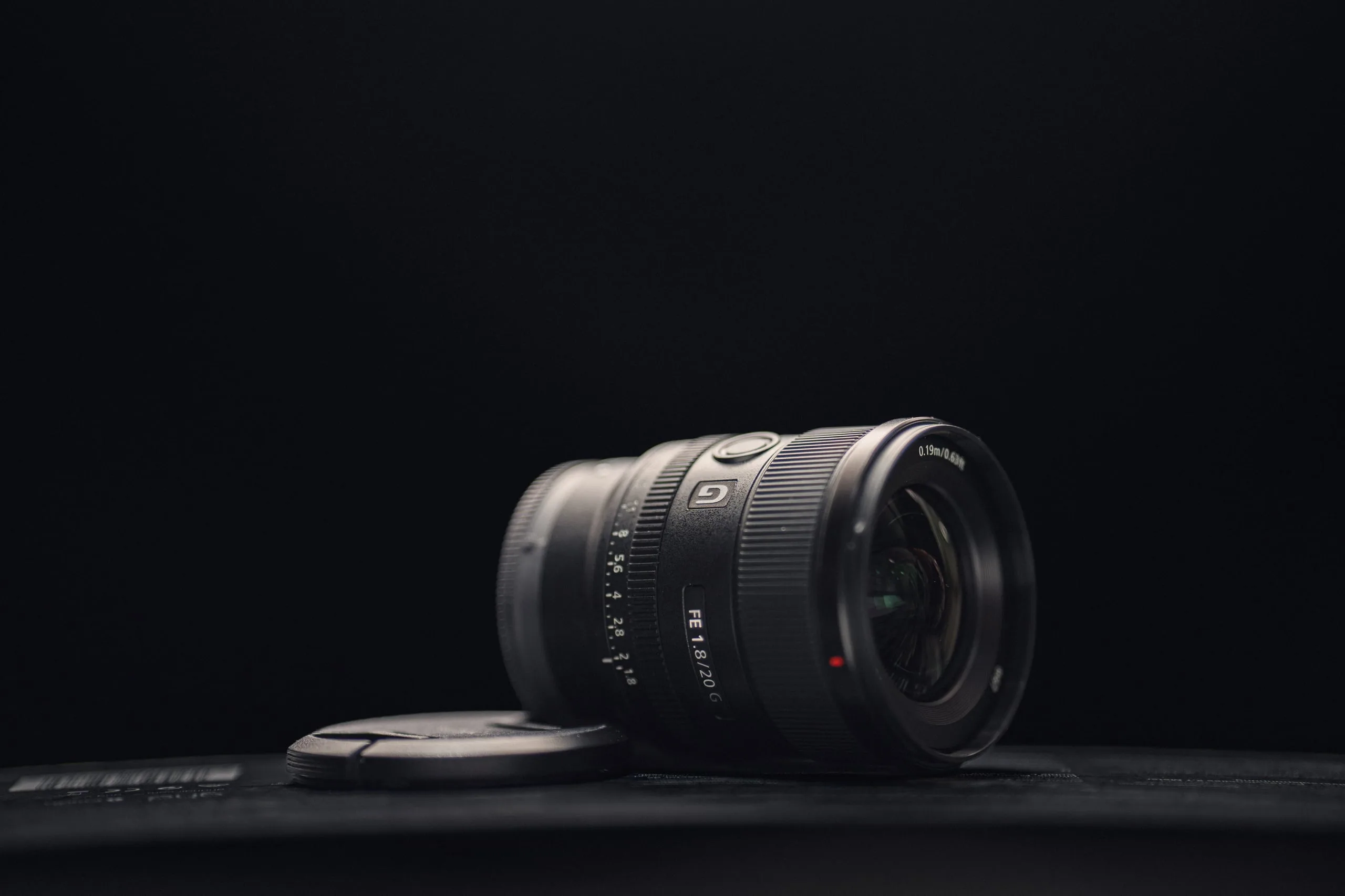Sony FE 20 mm f/1.8 G Weitwinkelobjektiv vor dunklem Hintergrund