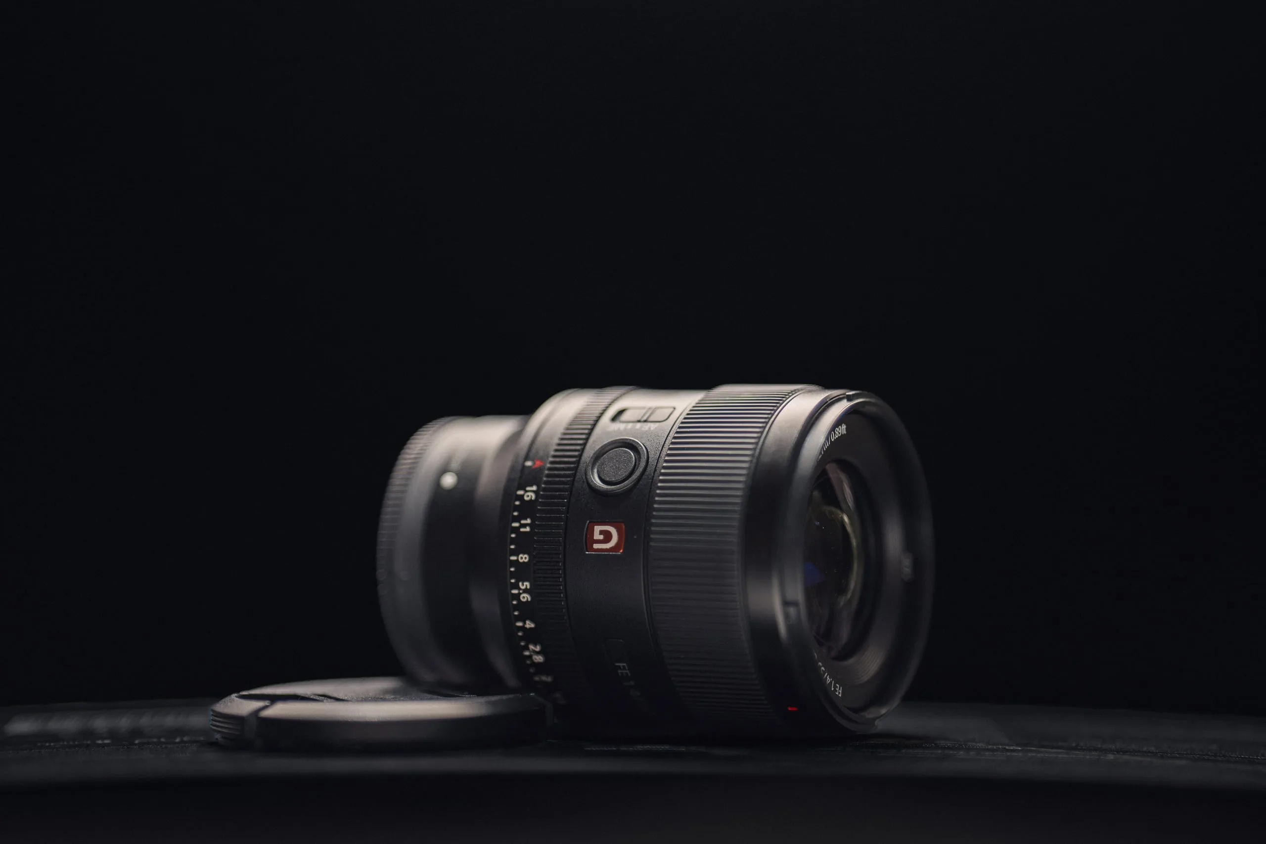 Sony FE 35 mm f/1.4 GM Objektiv vor dunklem Hintergrund