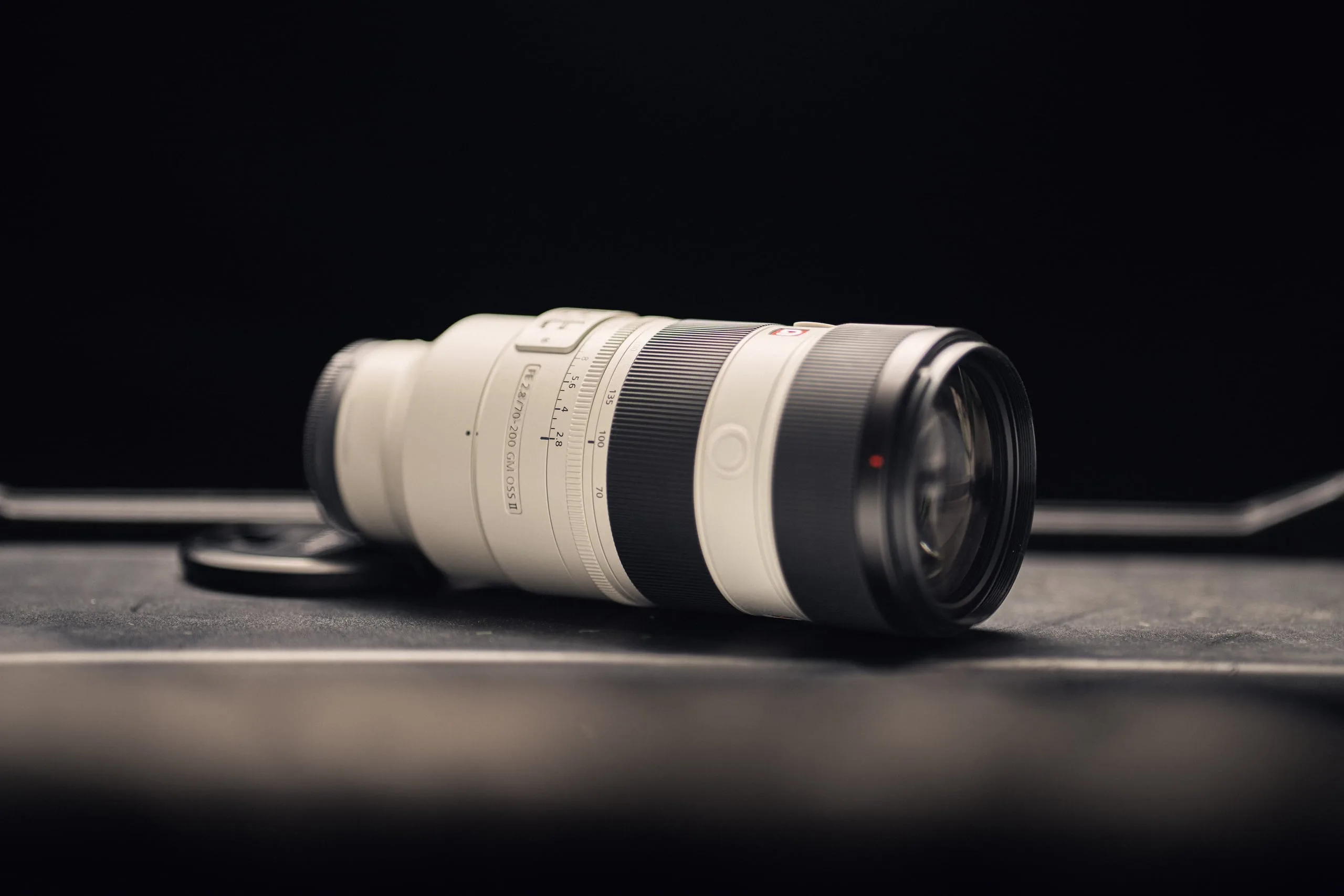 Sony FE 70–200 mm f/2.8 GM OSS II Telezoom vor dunklem Hintergrund
