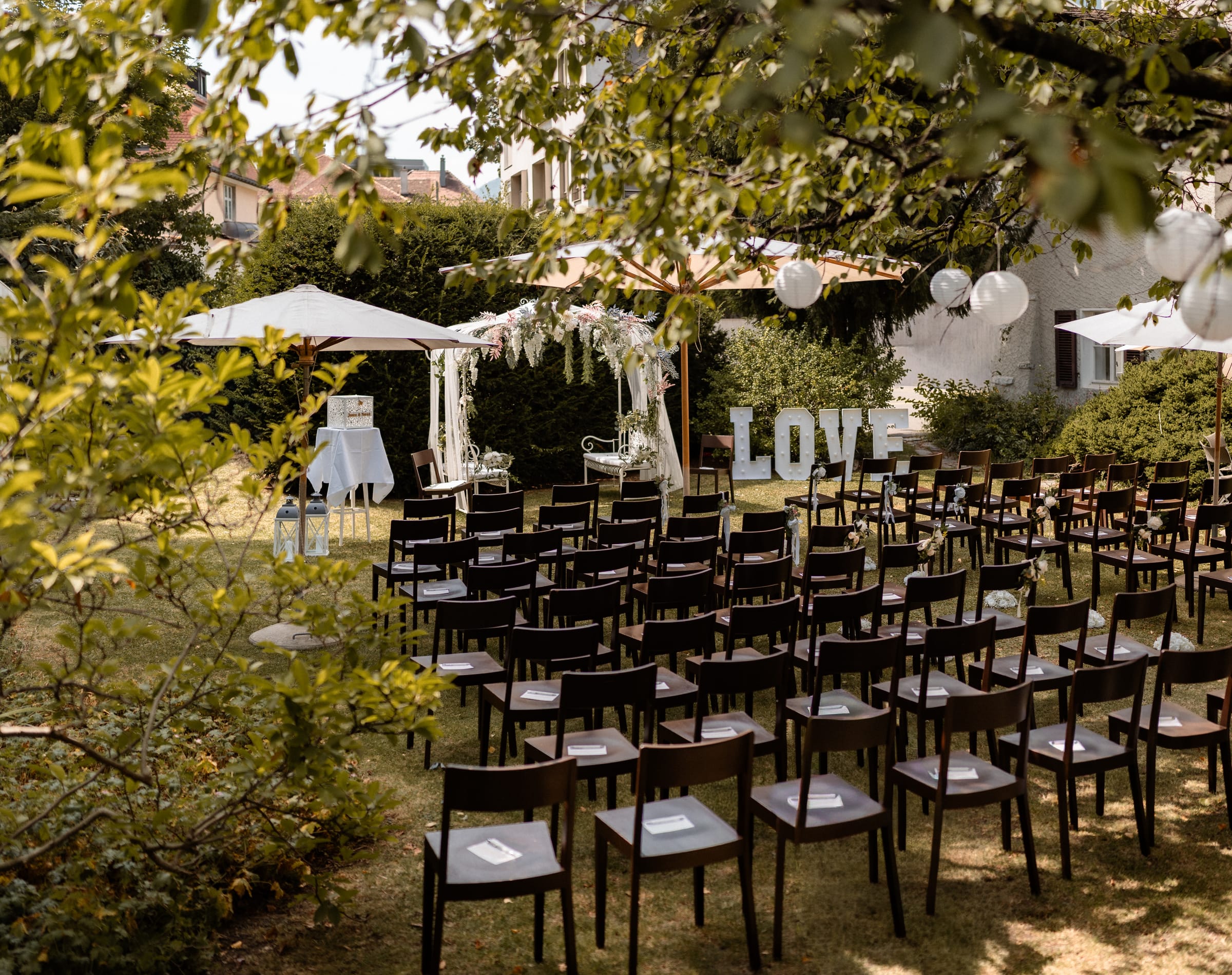 Traulocation auf der Wiese hinter dem B12 in Chur – Hochzeit von Jessica & Patrick