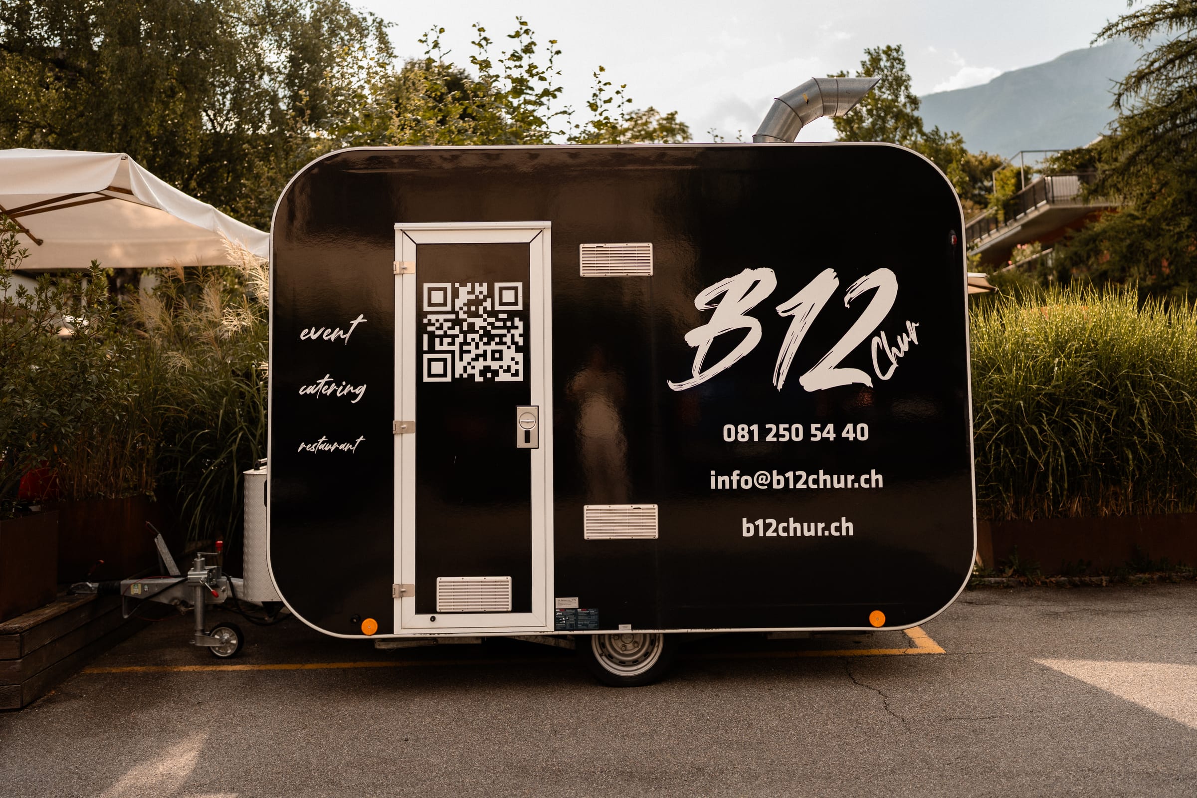 Traulocation auf der Wiese hinter dem B12 in Chur – Hochzeit von Jessica & Patrick