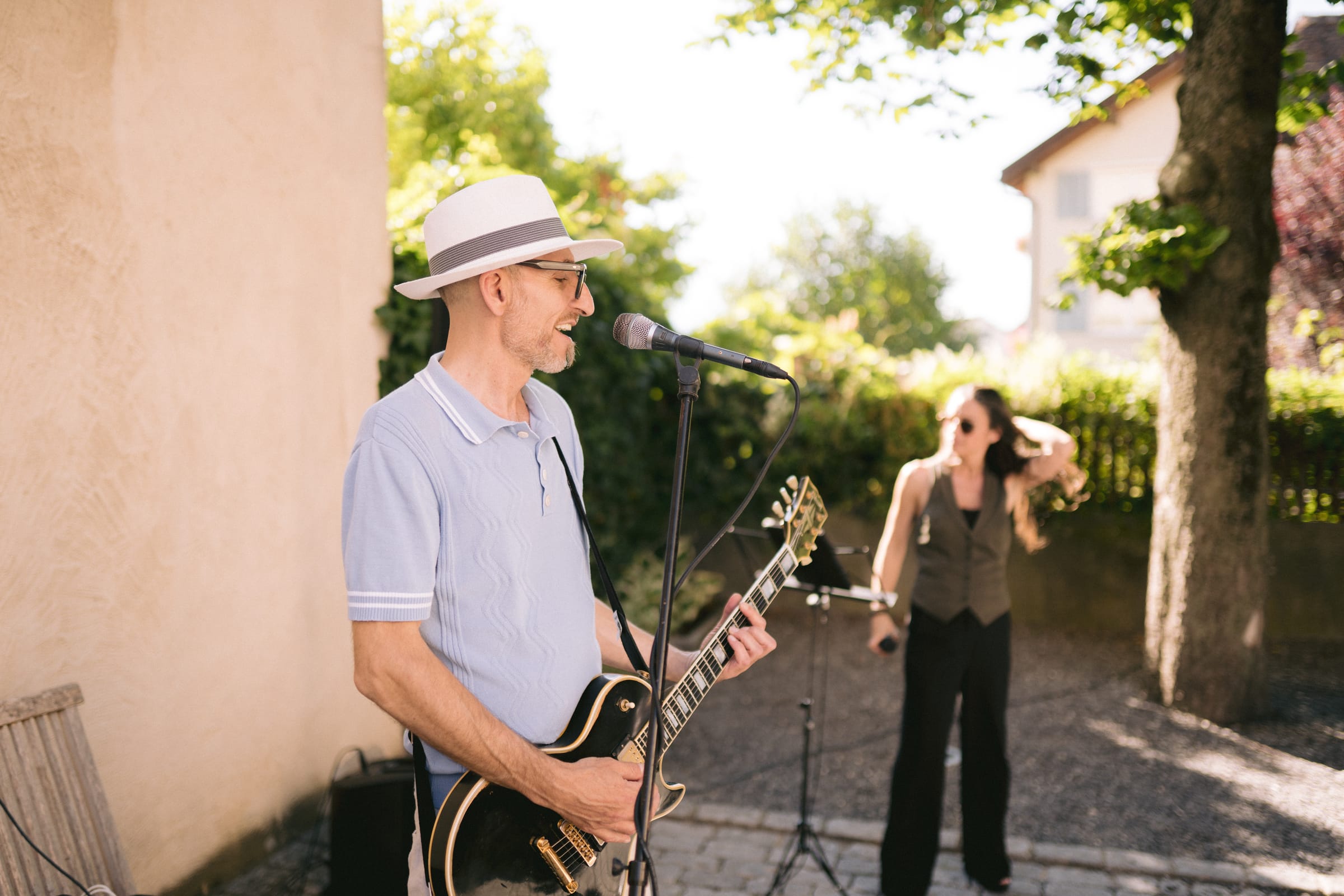 Apéro mit Liveband im Schlossgarten von Maienfeld – Hochzeit von Tanja & Thomas