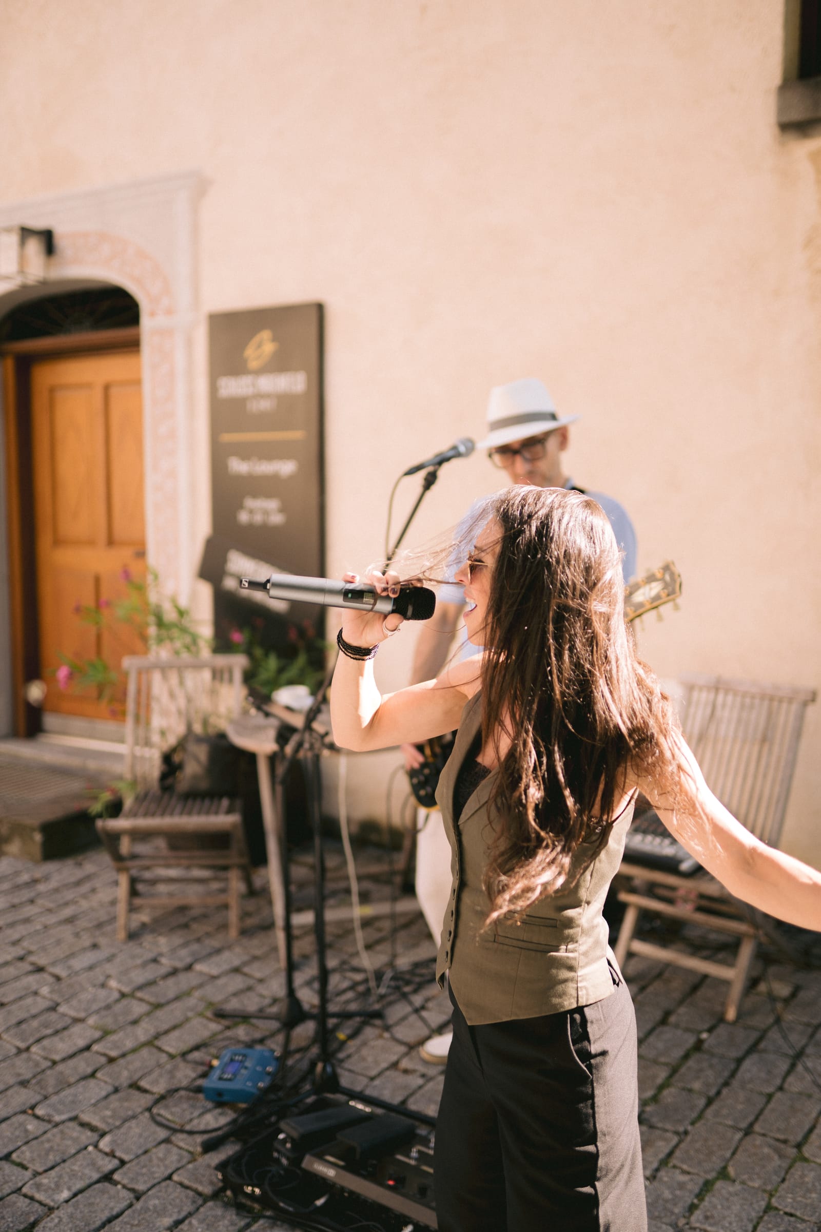 Tanzende Gäste beim Apéro im Schlossgarten von Maienfeld – Hochzeit von Tanja & Thomas
