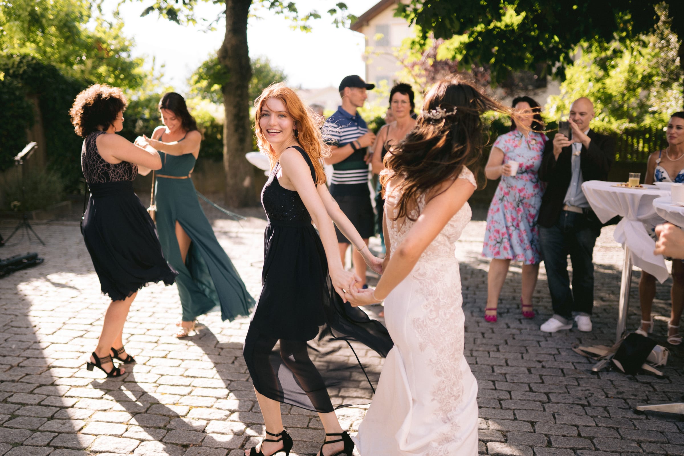 Ausgelassene Stimmung beim Apéro im Schlossgarten von Maienfeld – Hochzeit von Tanja & Thomas