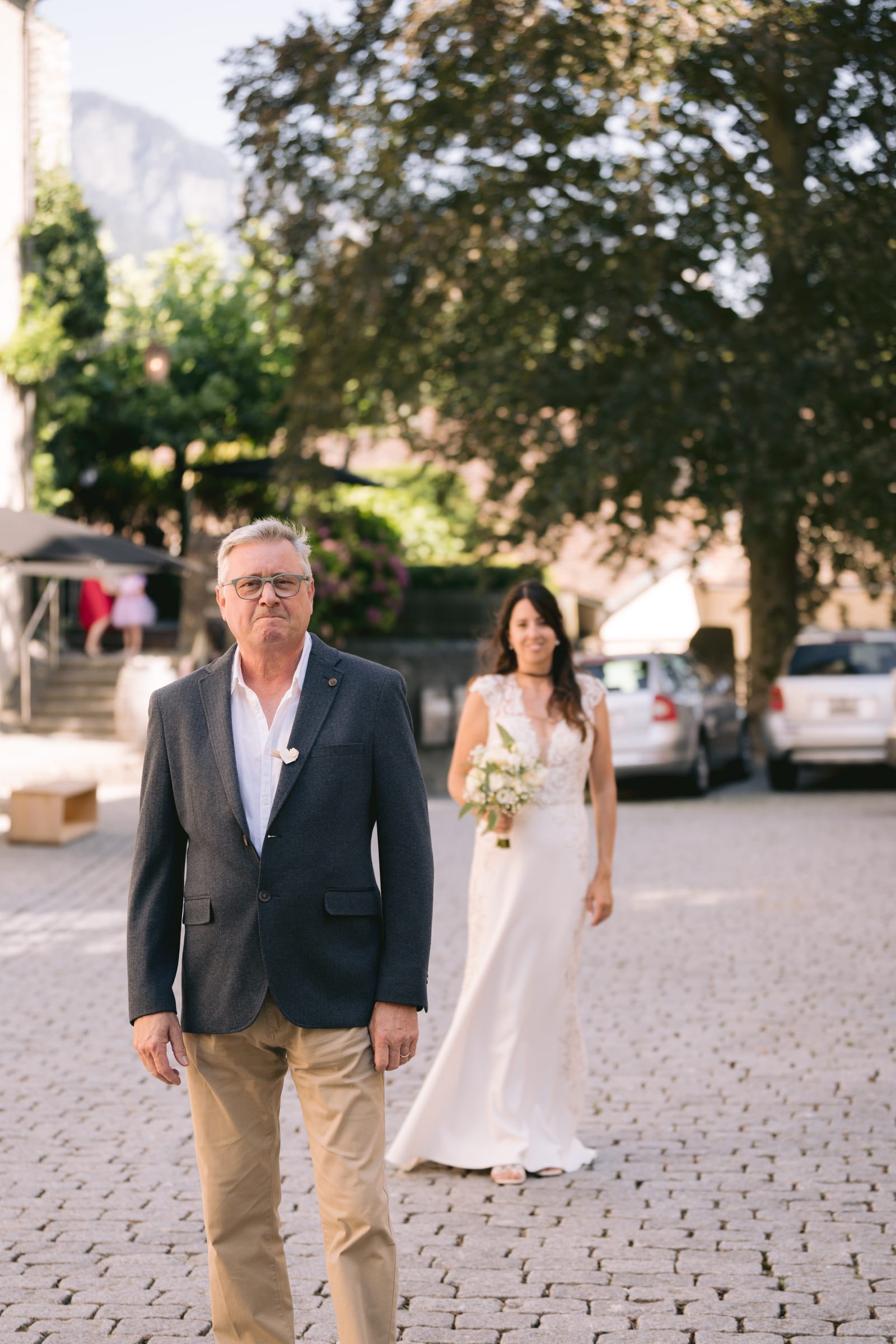 First Look mit dem Vater im Innenhof von Schloss Maienfeld – Hochzeit von Tanja & Thomas