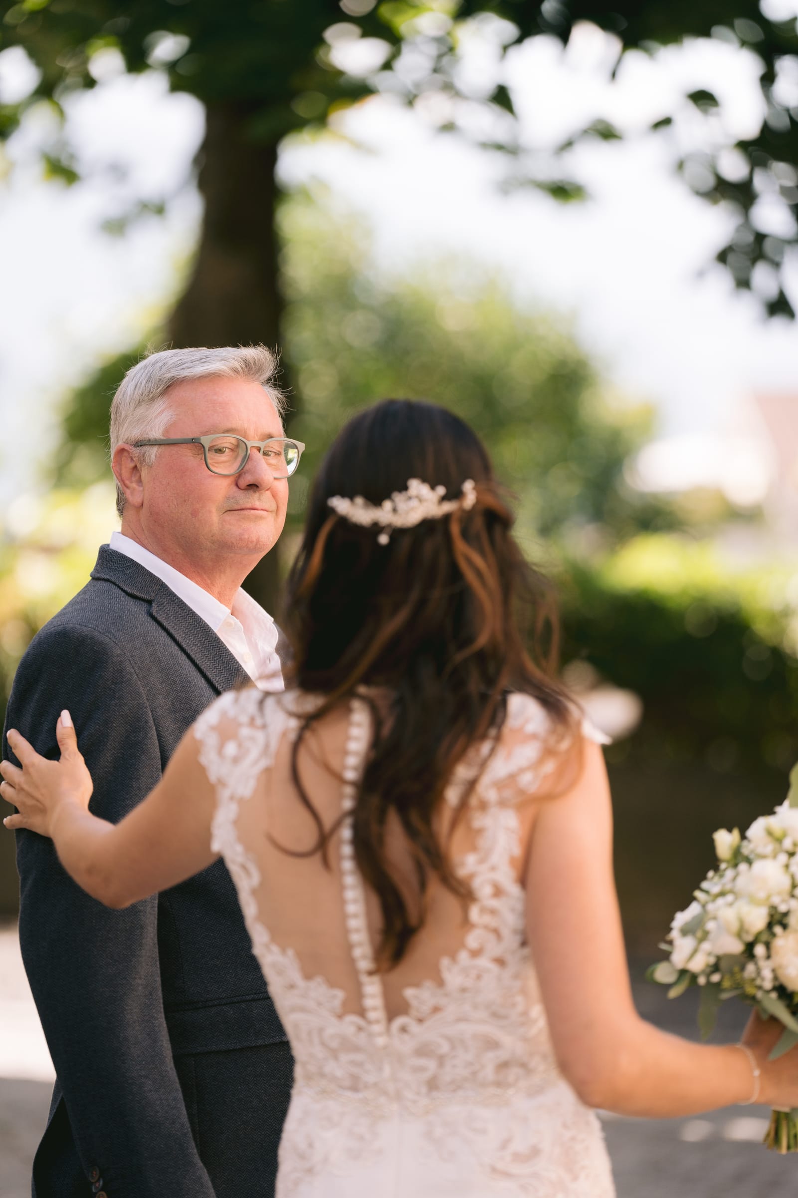 First Look mit dem Vater im Innenhof von Schloss Maienfeld – Hochzeit von Tanja & Thomas