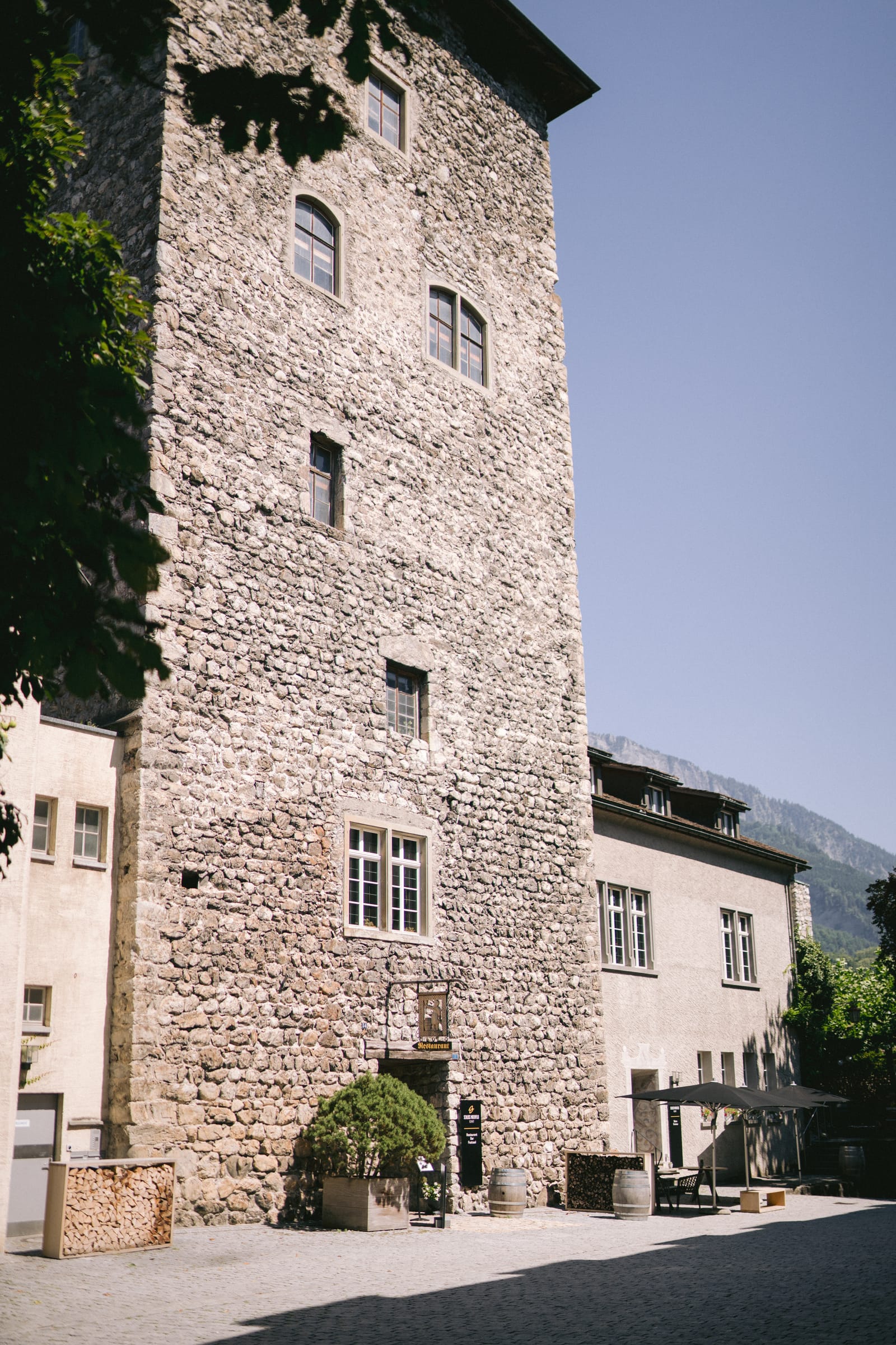 Sommerabend im Innenhof von Schloss Maienfeld – Hochzeit von Tanja & Thomas