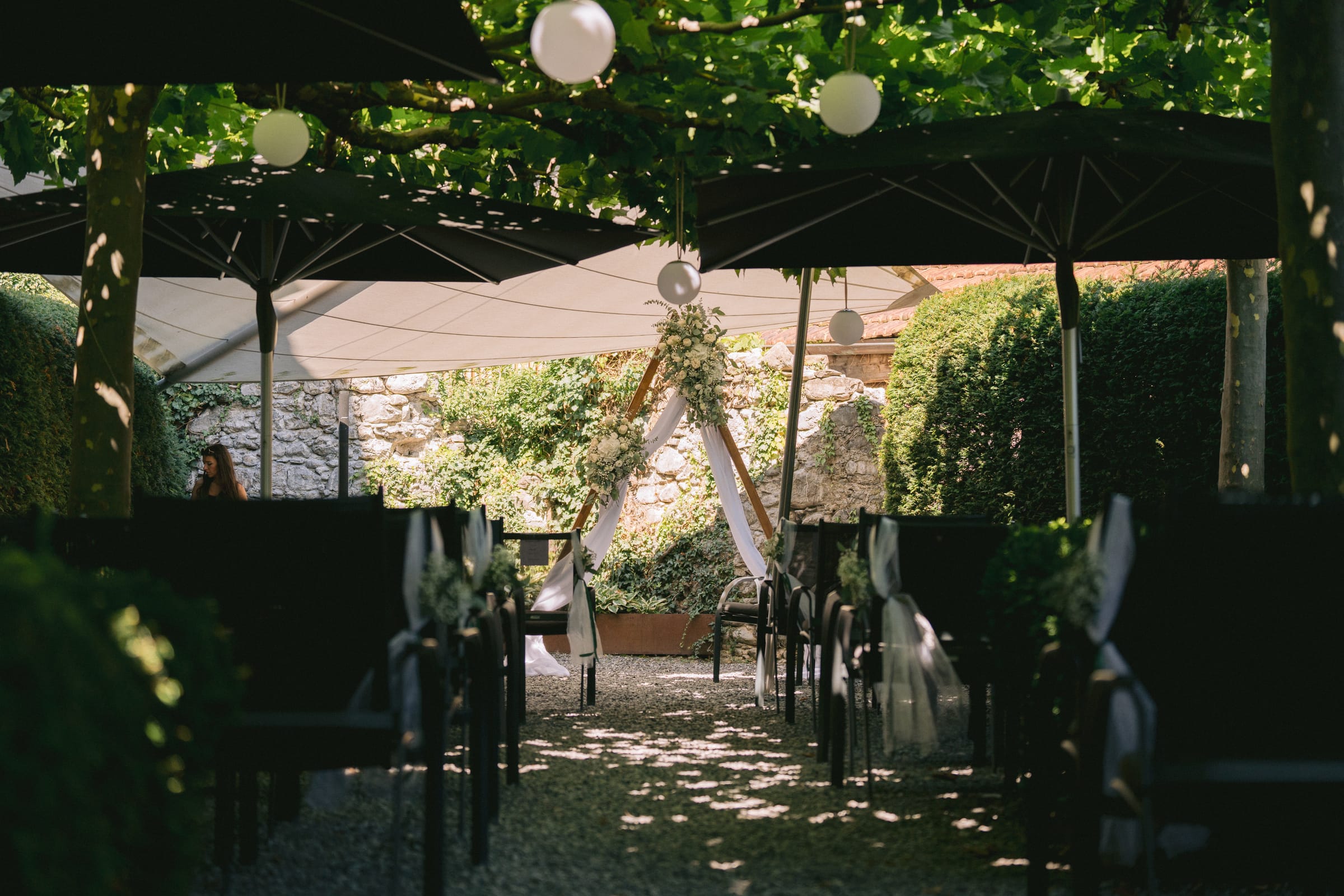 Freie Trauung unter der Reben-Pergola im Schloss Maienfeld – Tanja & Thomas