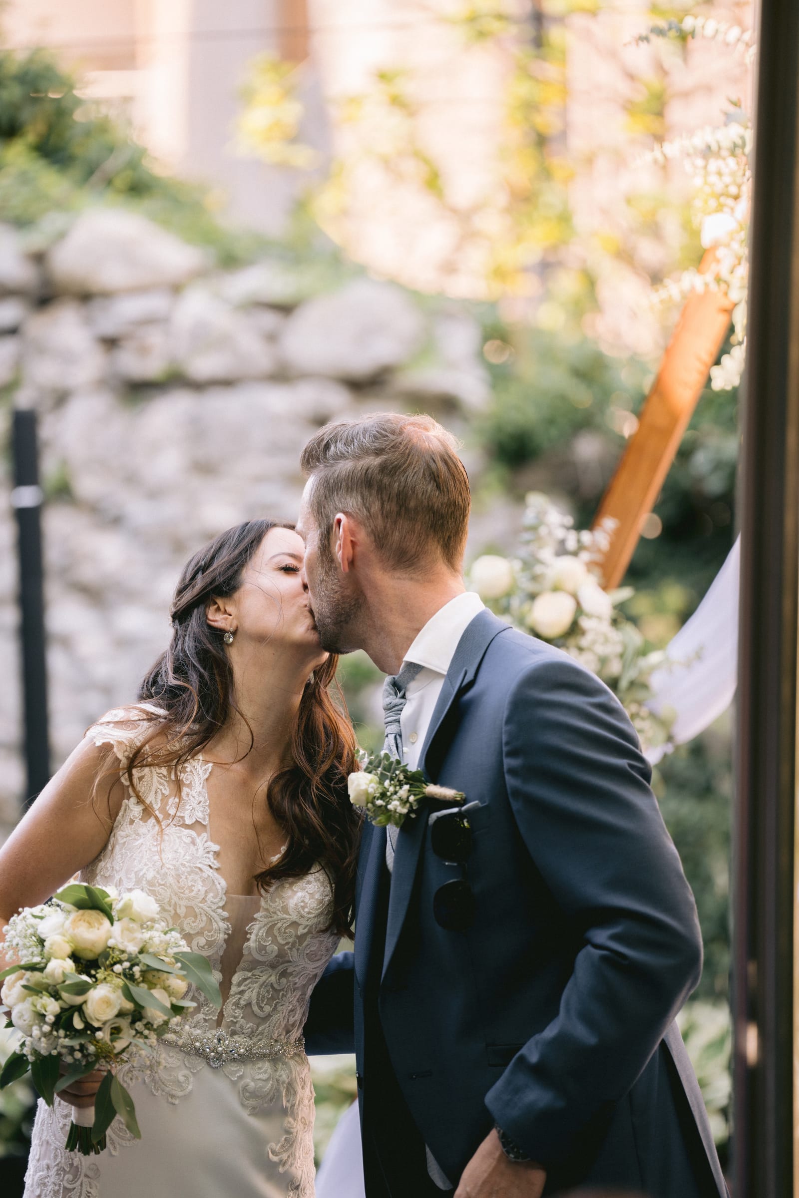Gäste bei der freien Trauung zwischen den Mauern von Schloss Maienfeld – Tanja & Thomas