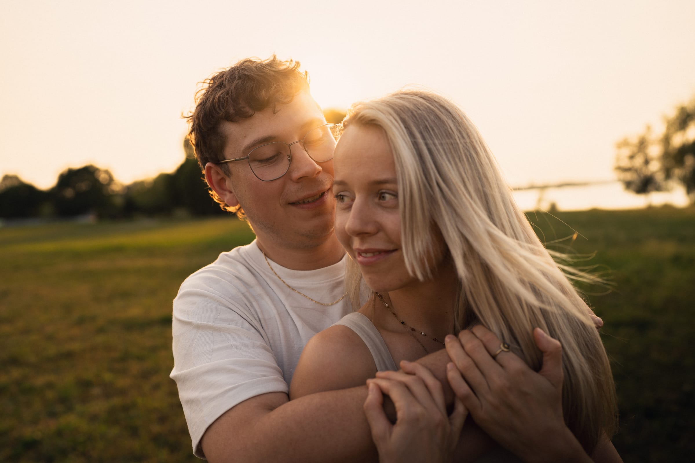 Nahaufnahme: Luca schmiegt sich an Natalies Wange, die Abendsonne fällt zwischen die beiden