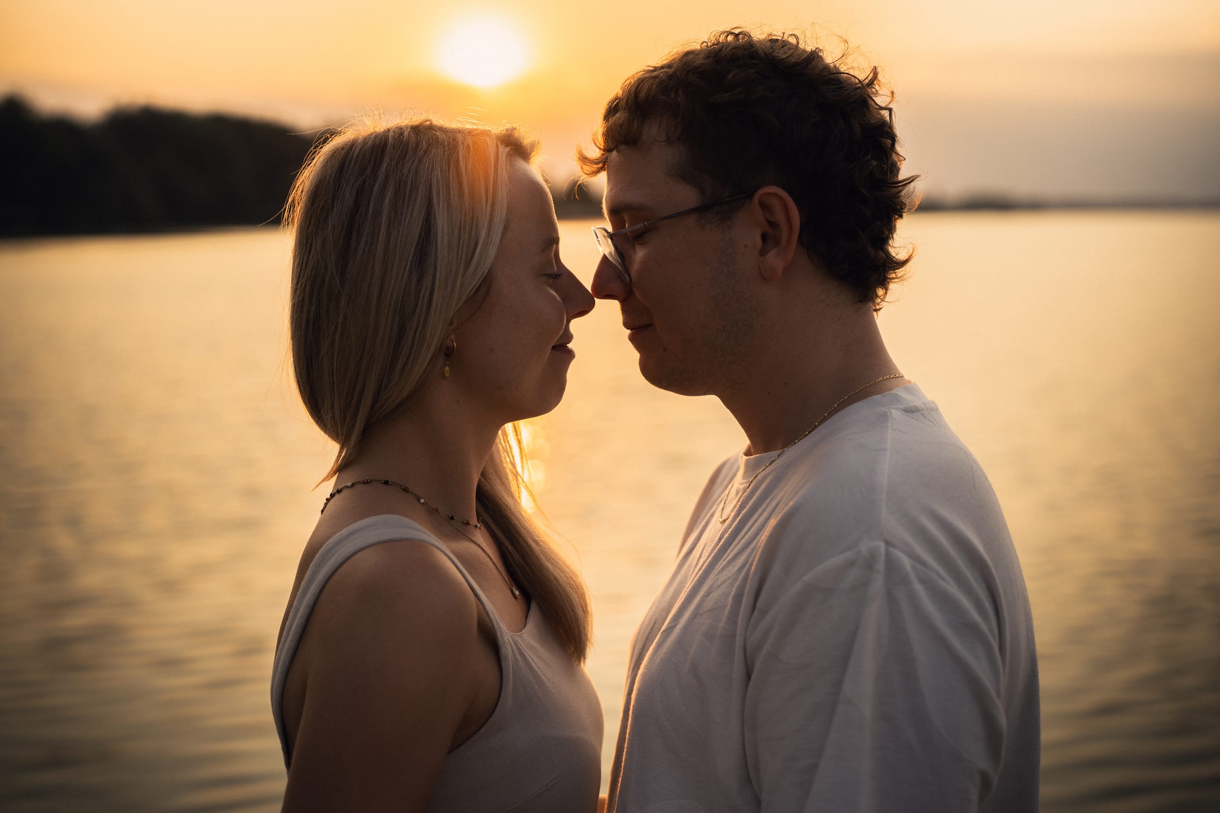 Natalie und Luca Nase an Nase, die untergehende Sonne über dem Bodensee direkt hinter ihnen