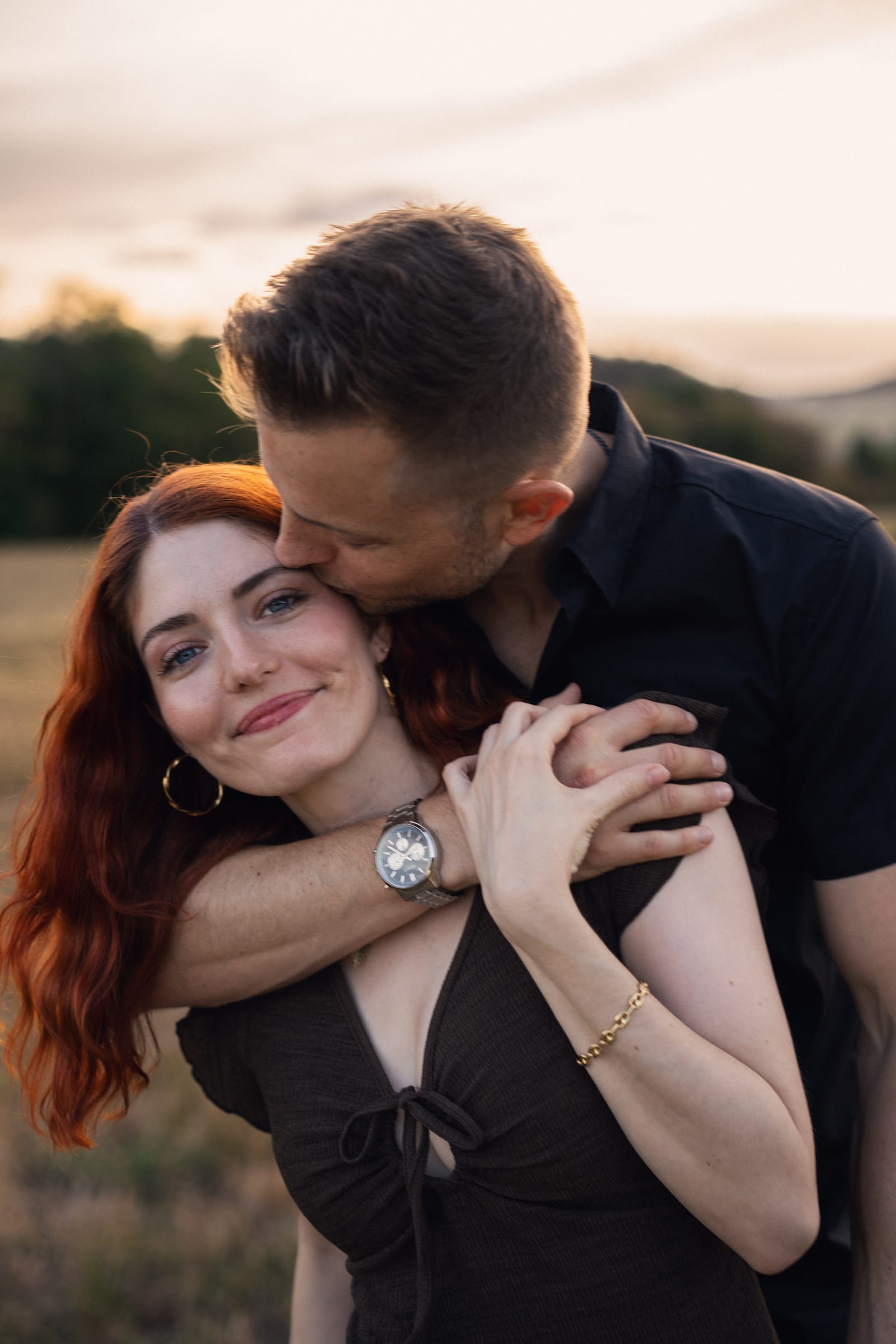 Tatjana lächelt in die Kamera, Yanick küsst sie auf die Wange, Abendhimmel über Hohentengen