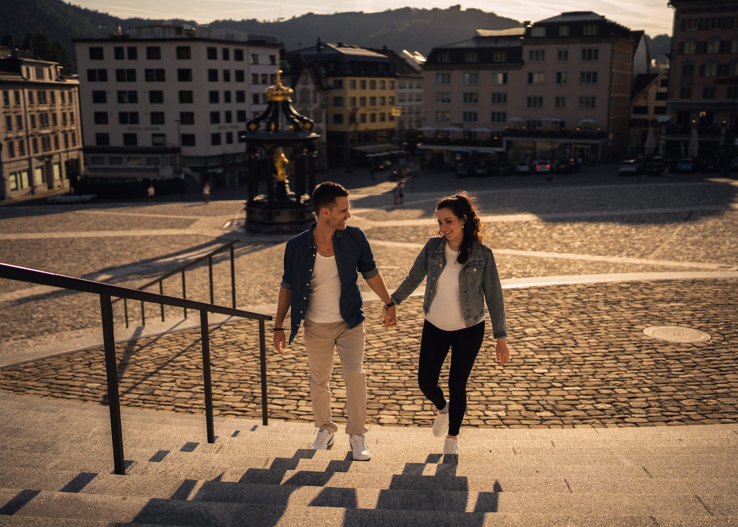 Dani und Angelina kommen Hand in Hand die Treppe zum Klosterplatz hoch
