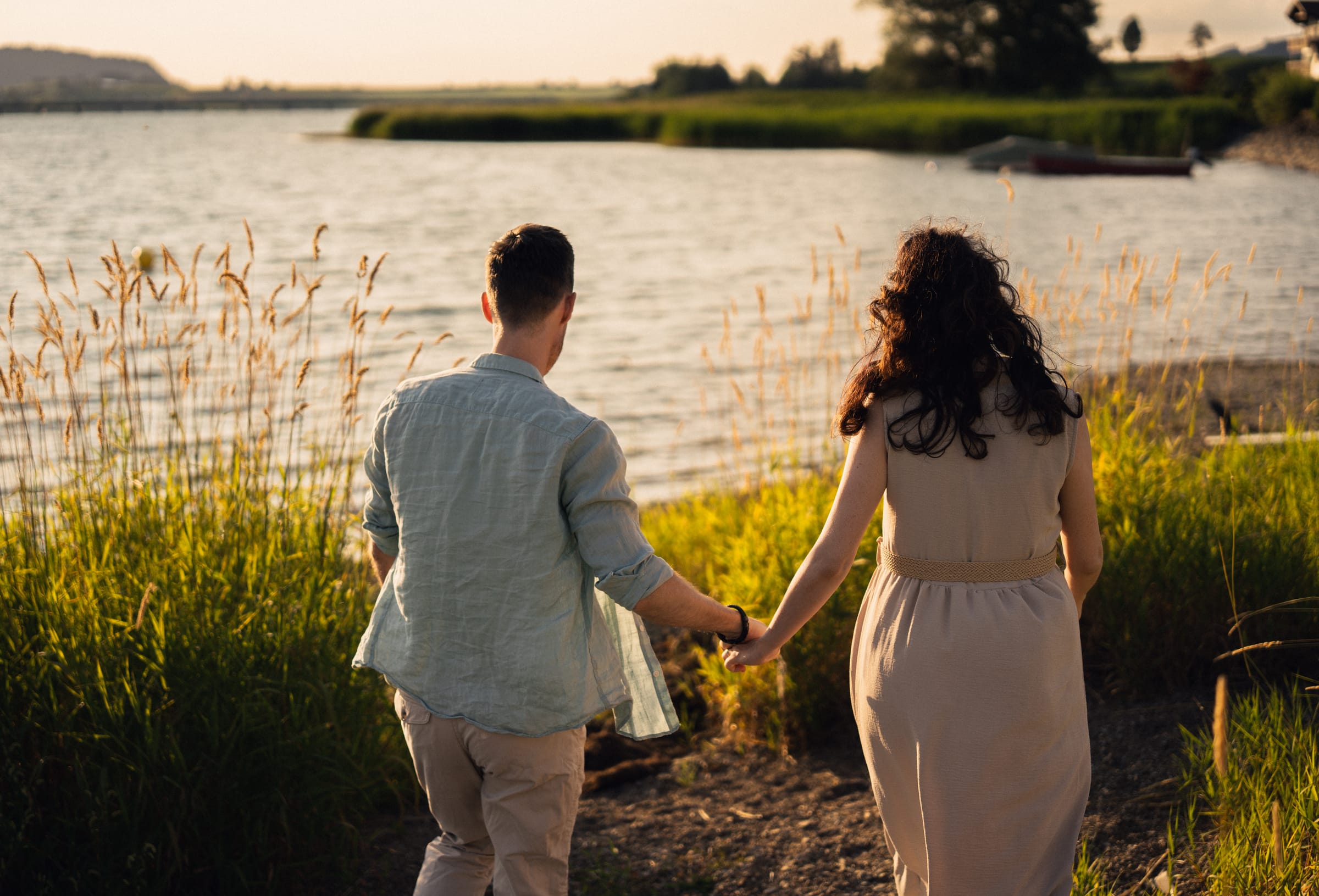 Dani und Angelina von hinten, Hand in Hand mit Blick über den Sihlsee