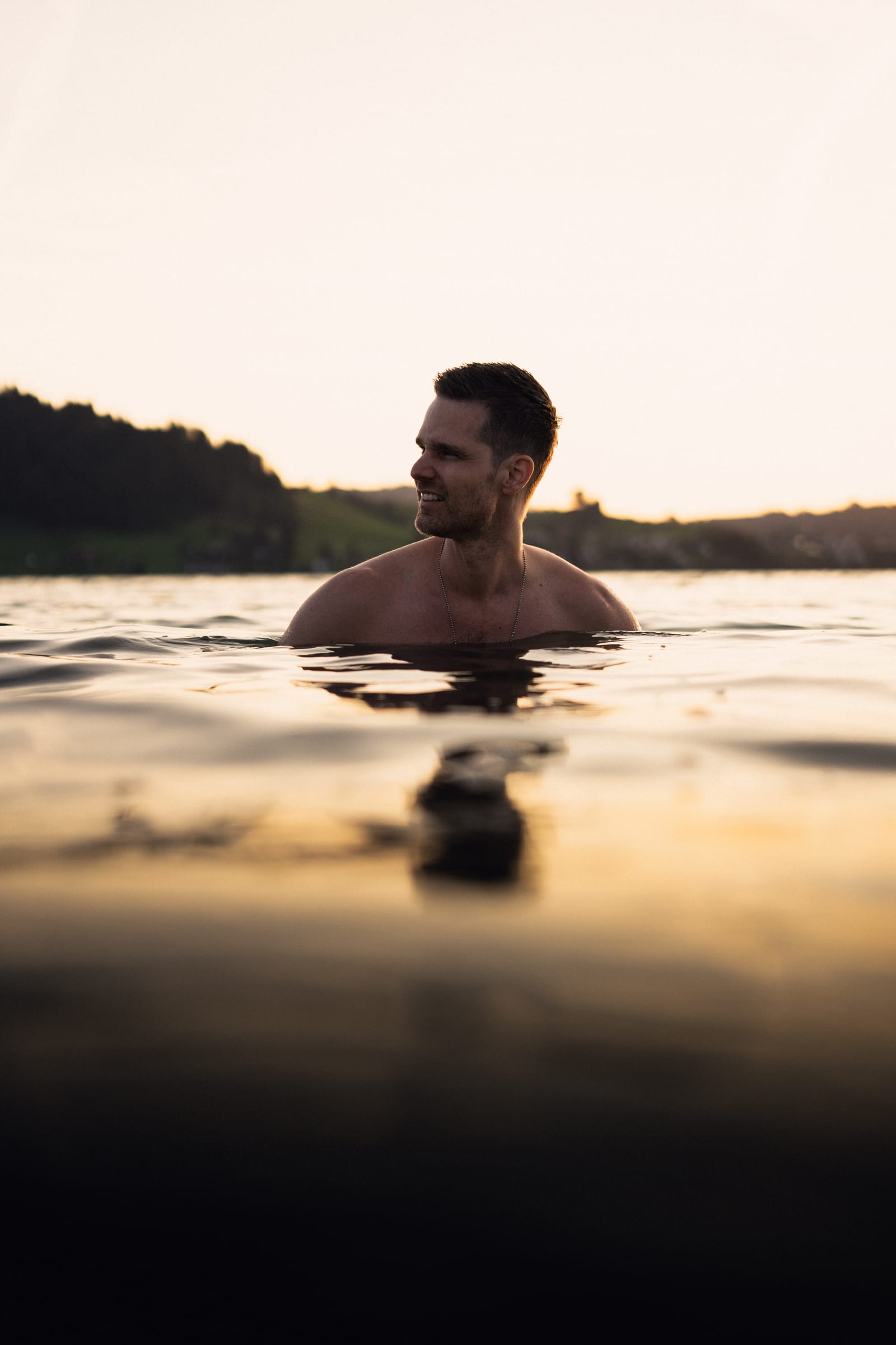 Dani im ruhigen Wasser des Sihlsees im Dämmerungslicht