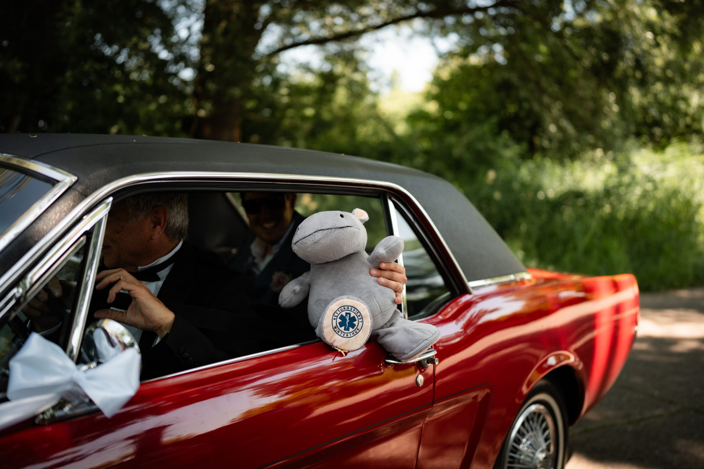 Brautpaar mit altem Ford Mustang im Zürcher Unterland – Hochzeit von Jasmin & Janis