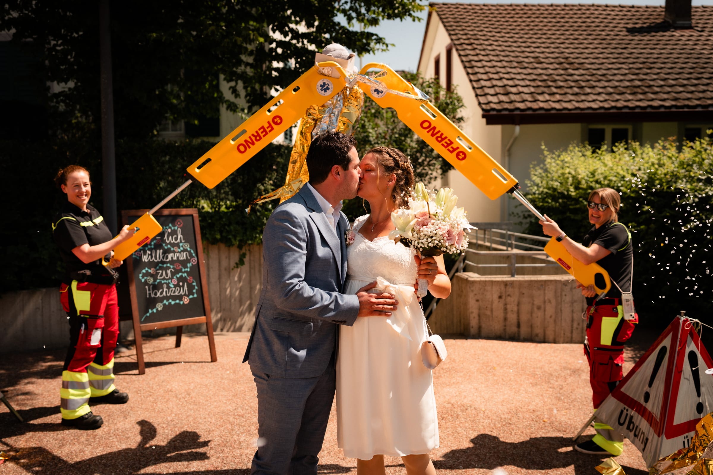 Rettungswagen mit Blaulicht als Spalier vor dem Standesamt Dielsdorf – Hochzeit von Jasmin & Janis