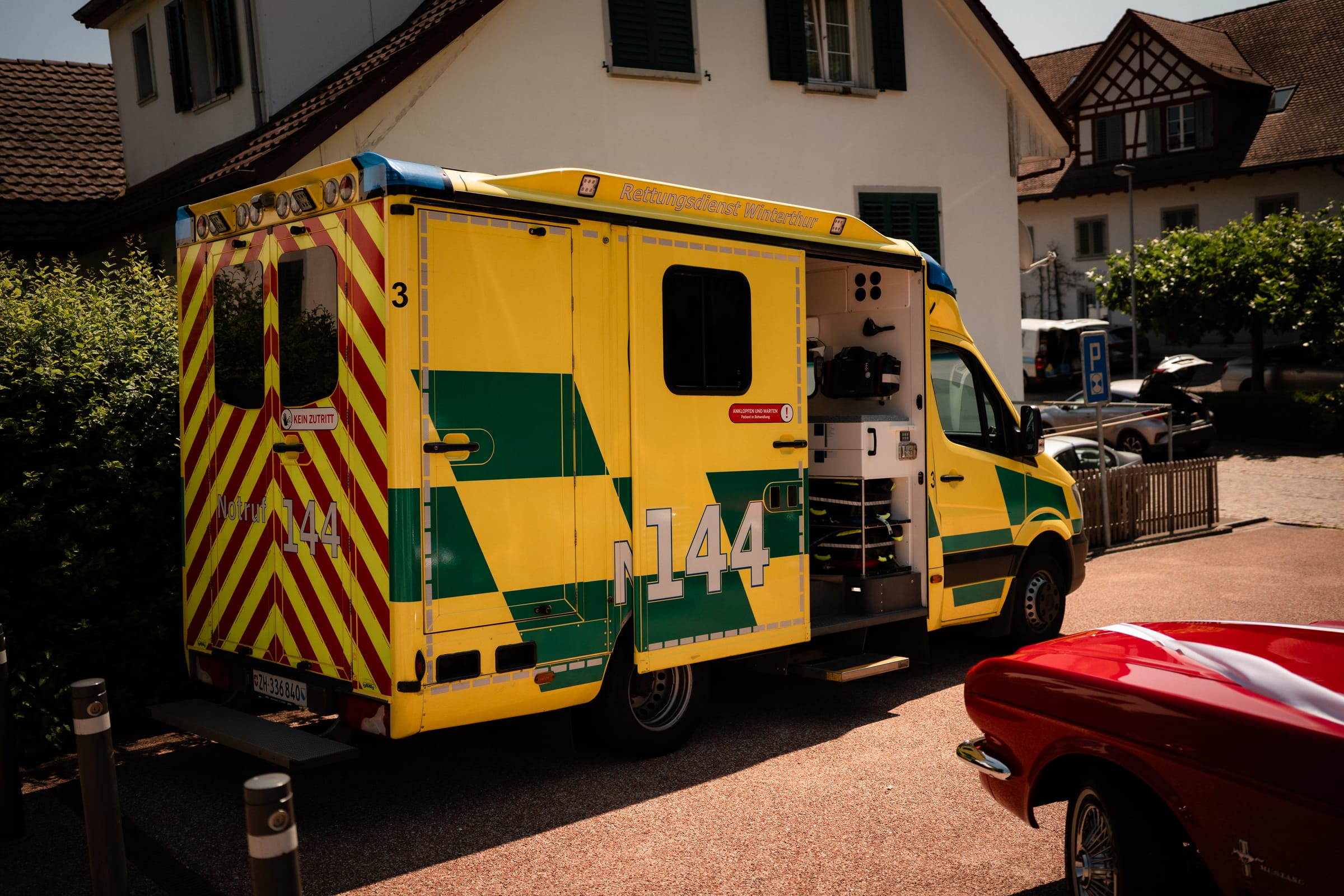 Alter Ford Mustang wartet auf das Brautpaar vor dem Standesamt Dielsdorf